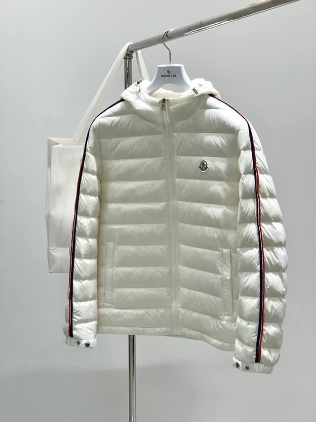 Moncler 蒙口，2024冬季最新品，专柜同步有售，原单狠货，时尚休闲连帽羽绒外套，上身舒适！吸睛而有亮点，采用进口原版面料，顶级刺绣工艺字母图案logo，