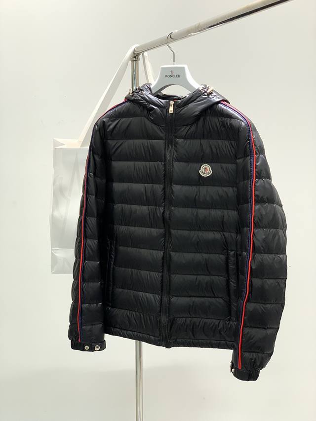 Moncler 蒙口，2024冬季最新品，专柜同步有售，原单狠货，时尚休闲连帽羽绒外套，上身舒适！吸睛而有亮点，采用进口原版面料，顶级刺绣工艺字母图案logo，