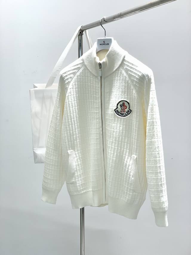 Moncler 蒙口，2024秋冬最新品，专柜同步有售，原单狠货，时尚休闲开衫毛衣，上身舒适！吸睛而有亮点，采用进口原版面料，顶级刺绣工艺字母图案logo，原版