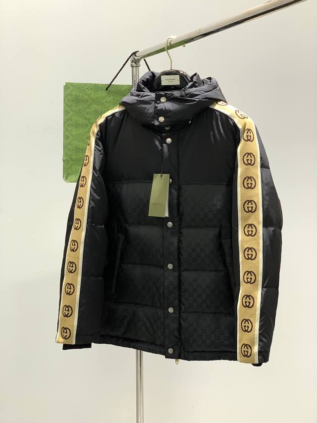 Gucci 古驰 ，2024冬季新品，时尚休闲连帽羽绒服外套，专柜同步有售，原单狠货，采用进口原版面料，顶级印花工艺字母图案logo，原版五金辅料装饰，彰显着时