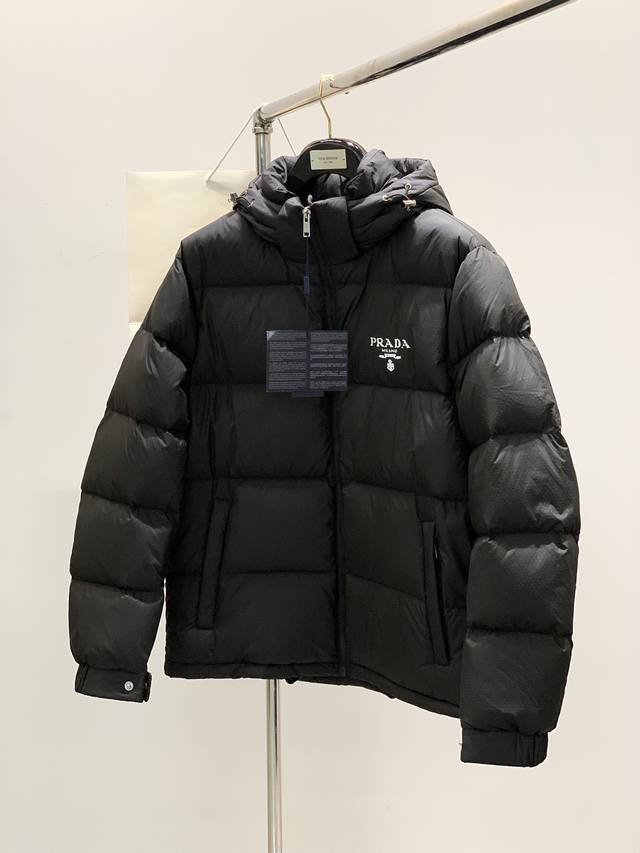 Prada 普拉达，2024冬季最新品，专柜同步有售，时尚休闲连帽羽绒服外套，进口原版面料，做工极为复杂，唯一可以做代购级别的渠道狠货，顶级印花工艺字母图案lo