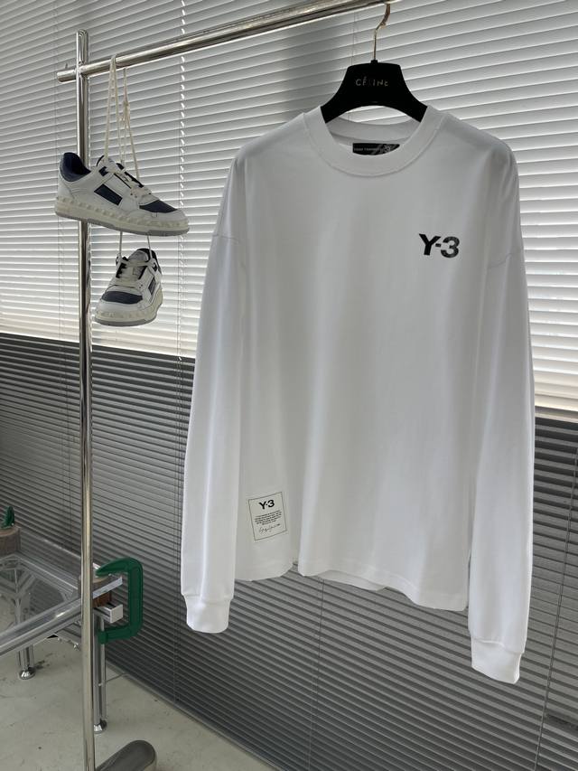 Y-3 Yamamoto山本耀司圆领卫衣，简约y-3字母设计， 高端货简洁时尚大方， 简洁品质做工细节经得起任何形式检验，简约大方百搭款 上身优雅帅气，贴身穿着