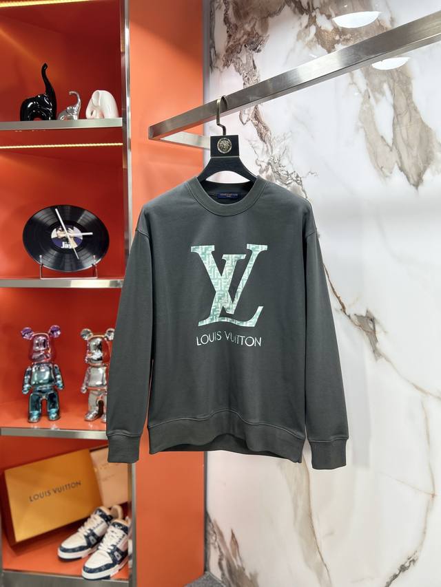 Lv*路易 Ss24秋冬新季新款高品质卫衣 经典字母款系列，采用特纺紧密棉面料，下摆收口设计，克重380G，采用进口定染材质绣线，具有光泽感的丝光绣线对版定染，