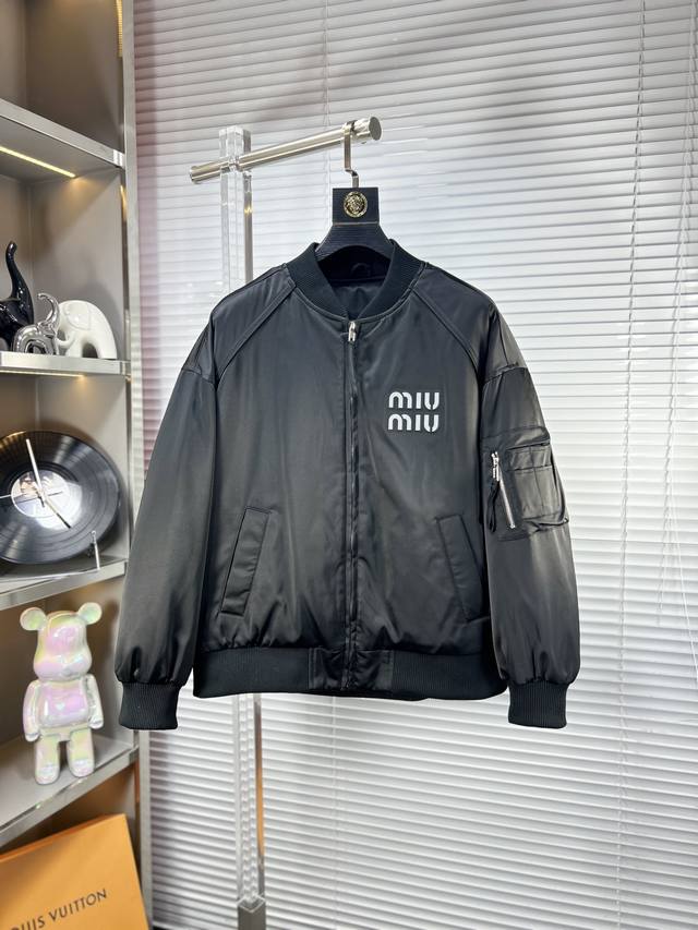 Miu*缪缪 Ss24秋冬新款羽绒服外套 高端定制 内填充顶级国标纯正90白鸭绒 品质经得起任何形式检验，呈现一种焕然一新，赋予你与众不同的上身体验！均经过严格