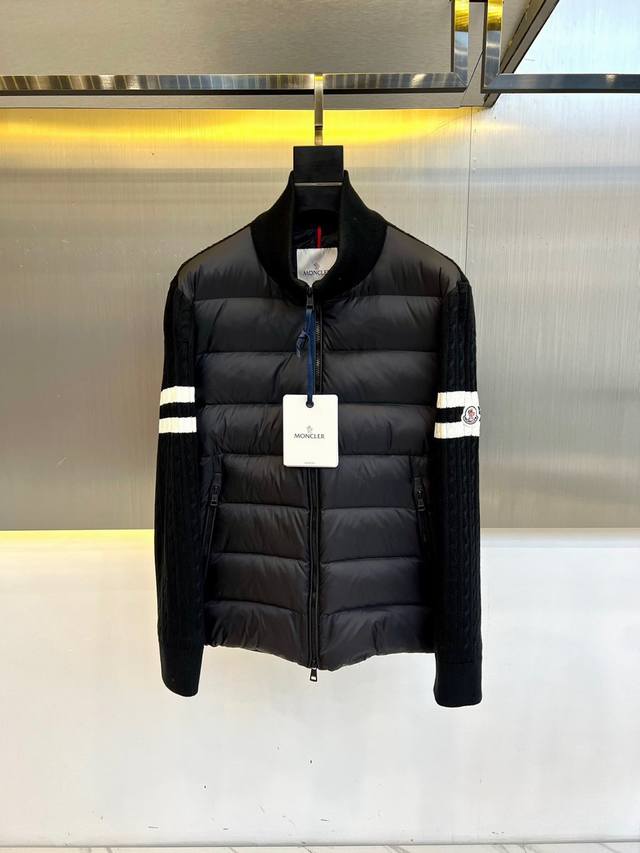 Moncler 蒙口 鸭绒 、男装24秋冬新品高领绗缝羽绒针织拼接夹克羽绒服。前面采用客供环保聚酯纤维面料，软糯亲肤，防风防雨，抗皱不沾灰，后背采用客供羊毛针织