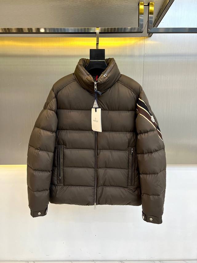 顶级版本 Moncler 蒙口 鸭绒 、Solayan系列男士三色饰边短款羽绒夹克外套.特级鹅绒填充.最细腻最轻便最工整的面料. Solayan男士短款羽绒夹克