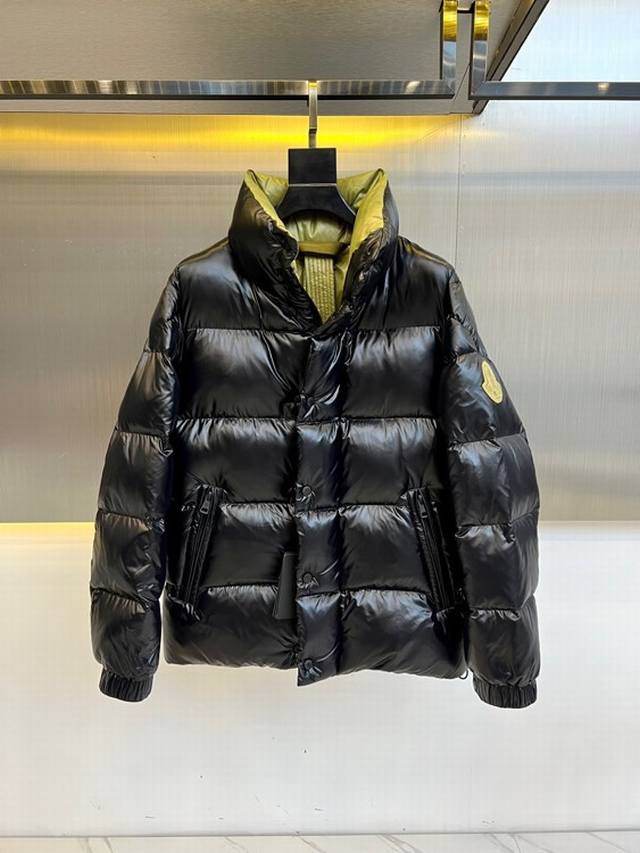 Moncler 蒙口 纯鹅绒 Dervox 秋冬经典立领大logo短款男士羽绒服外套。Dervox男士短款羽绒夹克采用波普色调，彰显系列的朝气活力，Dervox