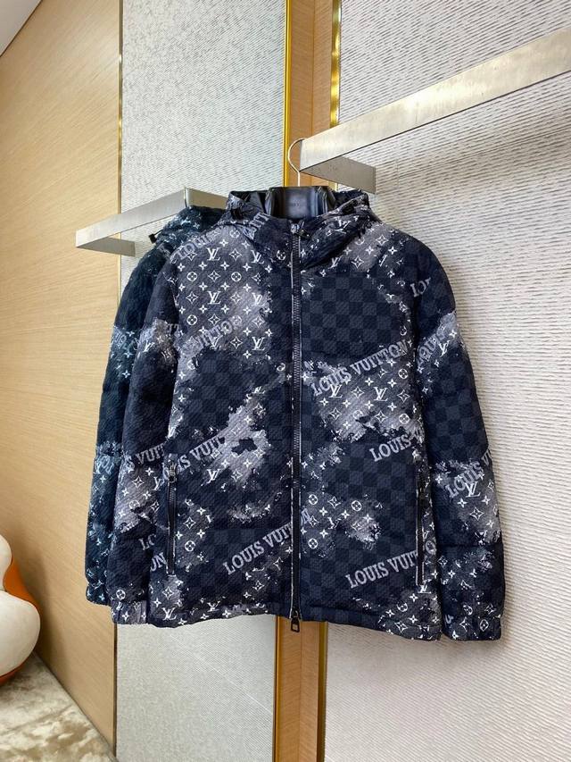 Lv 高版本。秋冬新款羽绒服 原版1:1订制五金配件全进口原版定制 欢迎专柜对比 绝对的高品质 采用顶级90白鸭绒 超柔软 充羽量蓬松饱满 超级重工 面料做工杠