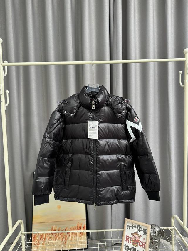 供 控330 复刻版本 Moncler 蒙口corydale 王一博同款双峰款m字母大标连帽羽绒服帽子可拆卸 标配专柜同款帆布手提袋 退货遗失默认- 重新诠释，