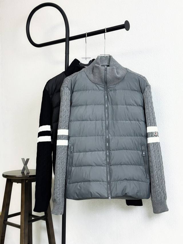 款号xb0161 Moncler 蒙口袖子小标拼接针织立领拉链羽绒服 黑灰双色 面料采用聚酯面料拼接而成 内里羽绒采用90鸭绒填充，填充物将近400G 上身舒适