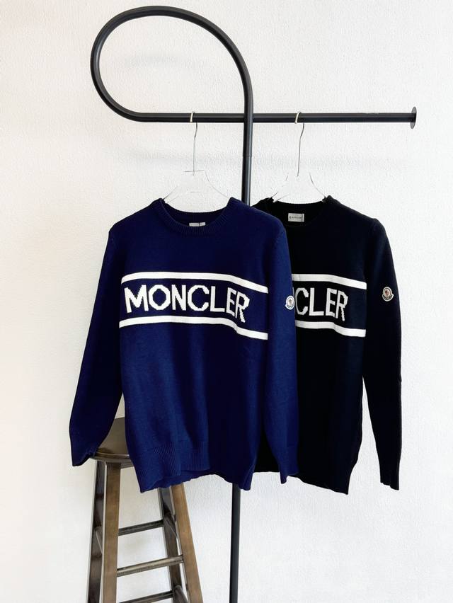 款号xb0 Moncler 蒙口字母图案小标logo针织毛衣 黑藏两色 男女同款 三标齐全 区别市场通货 随意对比 采用2 40百分百精棉编织纱线羊绒面料 颜色