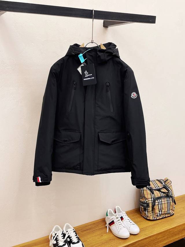 开冬爆款 Moncler、 Fw 防水压胶连帽羽绒服 这款夹克采用extreme-Tex面料精制而成，颇具现代感和科技性。Extreme-Tex面料是由开冬爆款