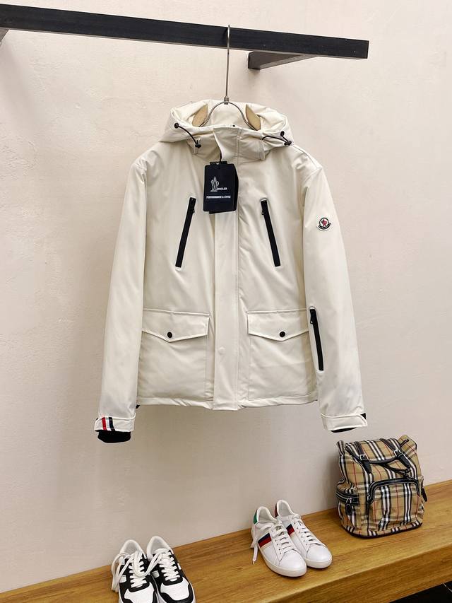 开冬爆款 Moncler、 Fw 防水压胶连帽羽绒服 这款夹克采用extreme-Tex面料精制而成，颇具现代感和科技性。Extreme-Tex面料是由开冬爆款