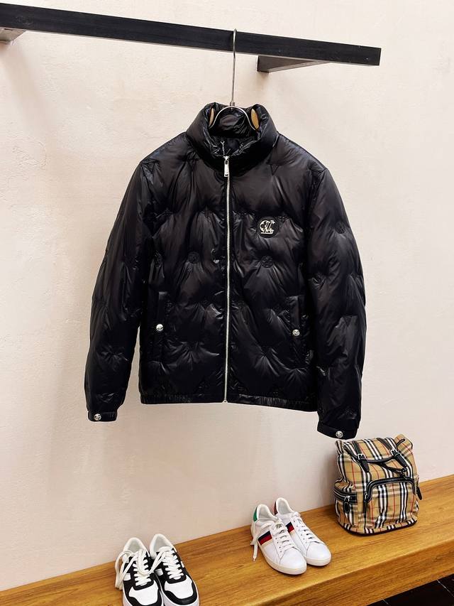 开冬爆款 Lv、 Fw 防水压胶连帽羽绒服 这款夹克采用extreme-Tex面料精制而成，颇具现代感和科技性。Extreme-Tex面料是由开冬爆款pr*D*