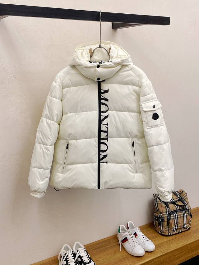 Moncler、 Fw 防水压胶连帽羽绒服 这款夹克采用extreme-Tex面料精制而成，颇具现代感和科技性。Extreme-Tex面料是由支持年后退换，Pr