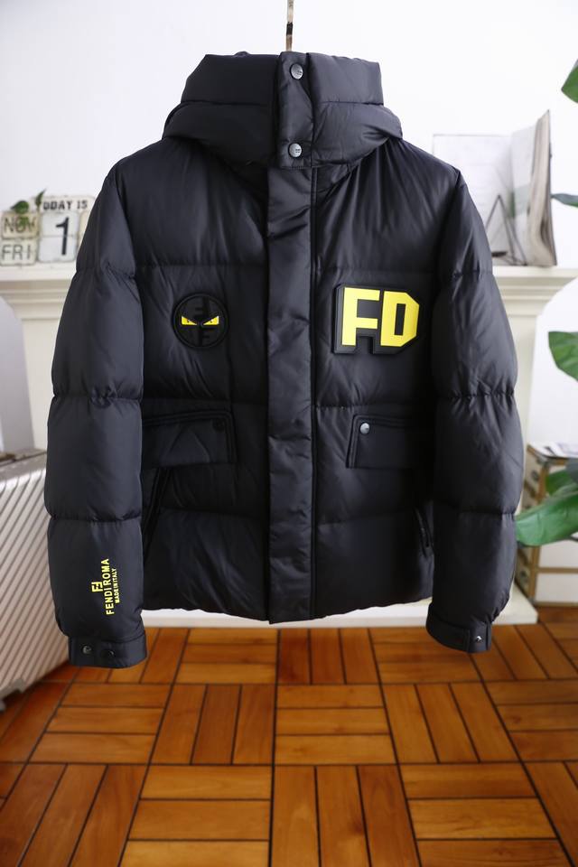 芬迪 Fe*Di. 2024秋冬新款羽绒服！这款号称羽绒服届最贵的，全部90绒的。带着经典的logo组合搭配，第一眼看到就是满满的视觉冲击，保暖性能更出色，轻便